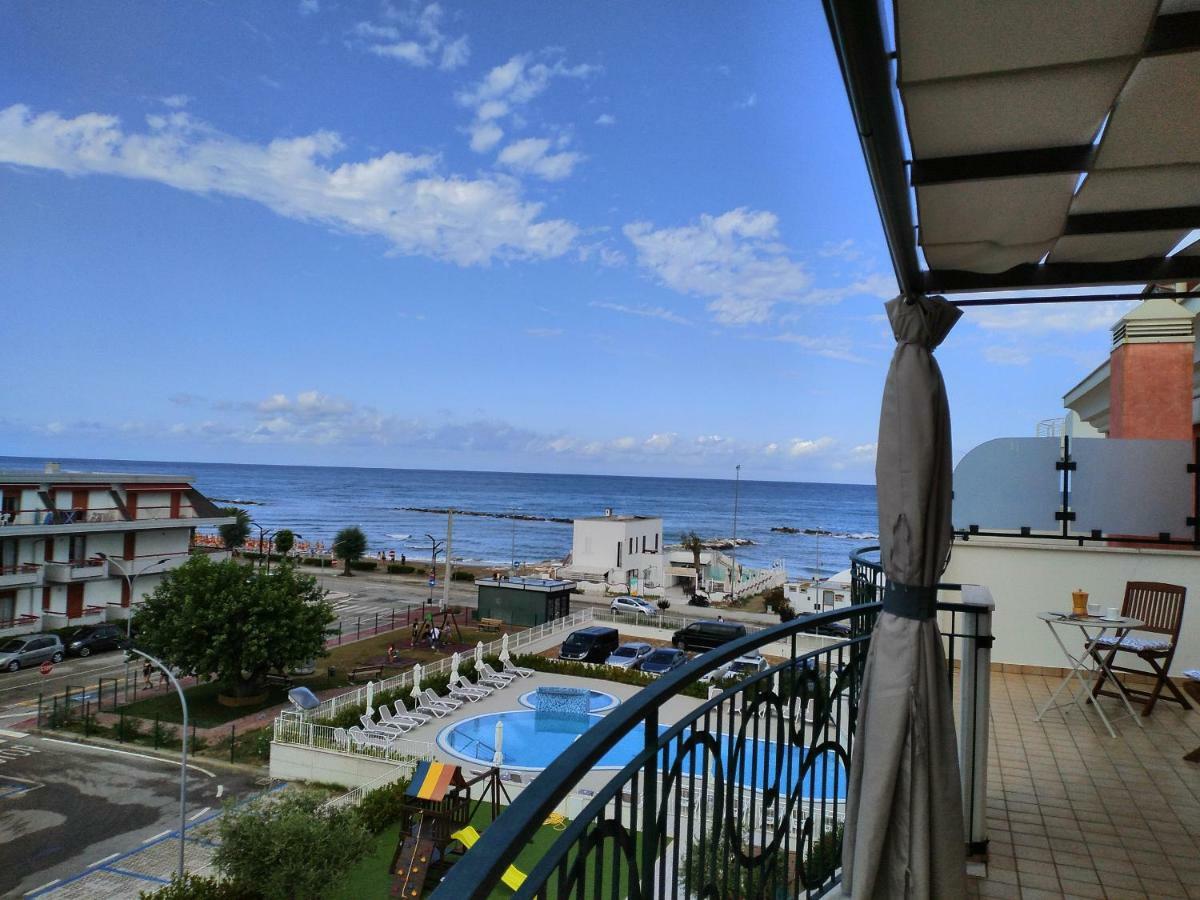 Penthouse On The Adriatic Sea Apartamento Martinsicuro Exterior foto